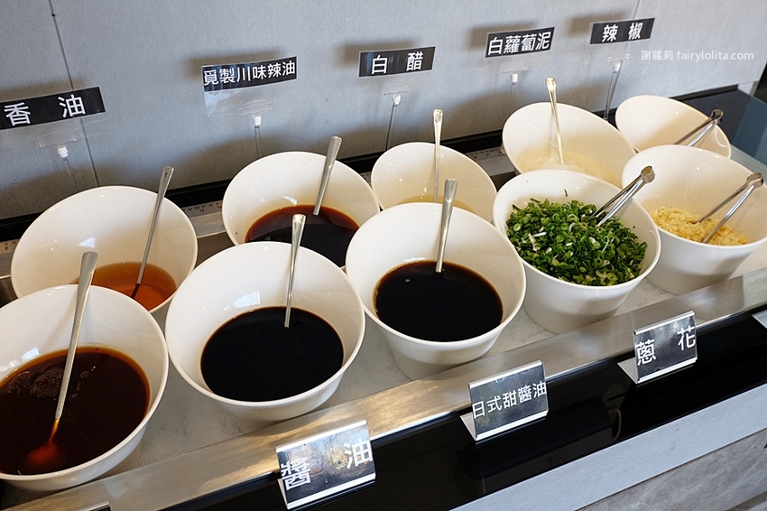 覓鍋物。 CP值高到炸，139元海鮮自由配，一開店人潮就爆滿，沒有排隊吃不到，白飯、飲料無限呷免驚！ @蹦啾♥謝蘿莉 La vie heureuse