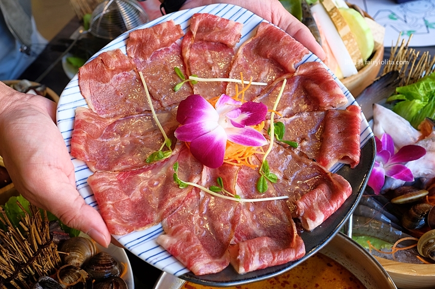 覓鍋物。 CP值高到炸，139元海鮮自由配，一開店人潮就爆滿，沒有排隊吃不到，白飯、飲料無限呷免驚！ @蹦啾♥謝蘿莉 La vie heureuse