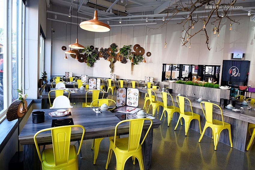 覓鍋物。 CP值高到炸，139元海鮮自由配，一開店人潮就爆滿，沒有排隊吃不到，白飯、飲料無限呷免驚！ @蹦啾♥謝蘿莉 La vie heureuse