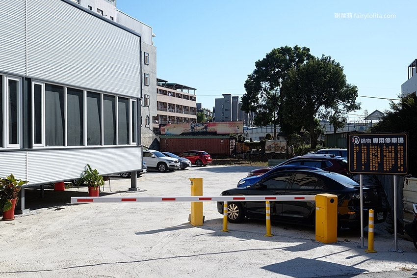 覓鍋物。 CP值高到炸，139元海鮮自由配，一開店人潮就爆滿，沒有排隊吃不到，白飯、飲料無限呷免驚！ @蹦啾♥謝蘿莉 La vie heureuse