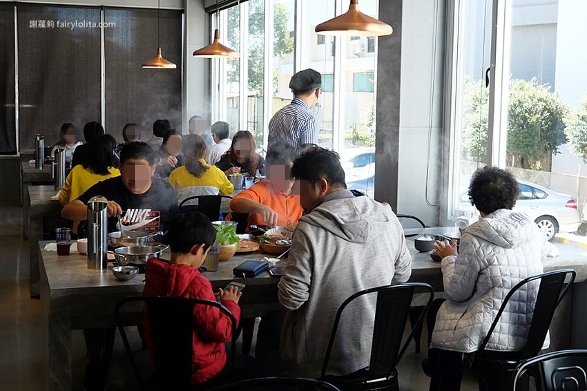 覓鍋物。 CP值高到炸，139元海鮮自由配，一開店人潮就爆滿，沒有排隊吃不到，白飯、飲料無限呷免驚！ @蹦啾♥謝蘿莉 La vie heureuse