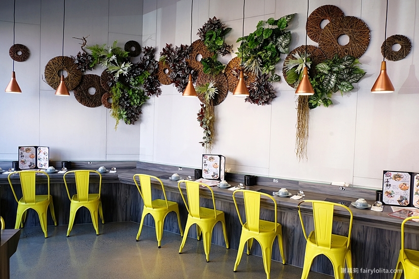 覓鍋物。 CP值高到炸，139元海鮮自由配，一開店人潮就爆滿，沒有排隊吃不到，白飯、飲料無限呷免驚！ @蹦啾♥謝蘿莉 La vie heureuse