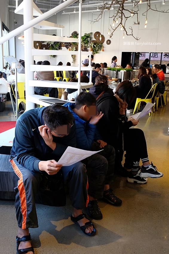 覓鍋物。 CP值高到炸，139元海鮮自由配，一開店人潮就爆滿，沒有排隊吃不到，白飯、飲料無限呷免驚！ @蹦啾♥謝蘿莉 La vie heureuse