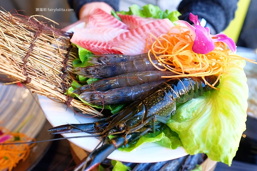 覓鍋物。 CP值高到炸，139元海鮮自由配，一開店人潮就爆滿，沒有排隊吃不到，白飯、飲料無限呷免驚！ @蹦啾♥謝蘿莉 La vie heureuse