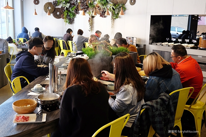 覓鍋物。 CP值高到炸，139元海鮮自由配，一開店人潮就爆滿，沒有排隊吃不到，白飯、飲料無限呷免驚！ @蹦啾♥謝蘿莉 La vie heureuse