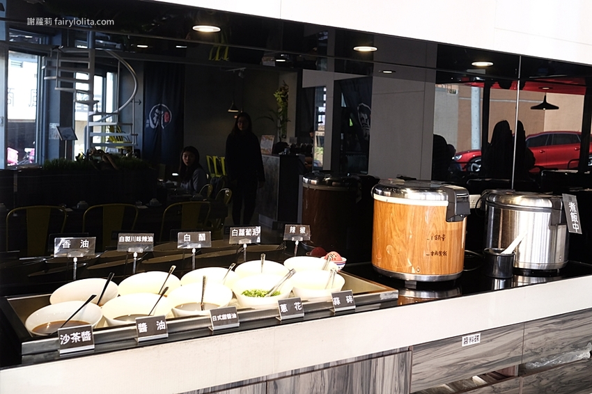 覓鍋物。 CP值高到炸，139元海鮮自由配，一開店人潮就爆滿，沒有排隊吃不到，白飯、飲料無限呷免驚！ @蹦啾♥謝蘿莉 La vie heureuse