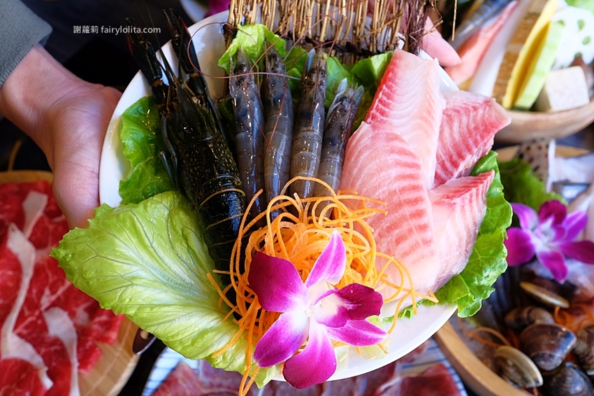 覓鍋物。 CP值高到炸，139元海鮮自由配，一開店人潮就爆滿，沒有排隊吃不到，白飯、飲料無限呷免驚！ @蹦啾♥謝蘿莉 La vie heureuse