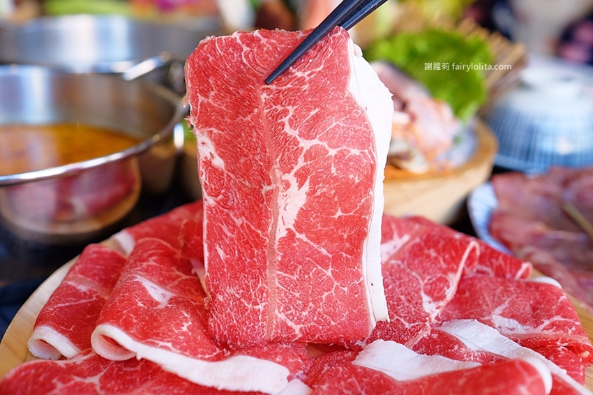 覓鍋物。 CP值高到炸，139元海鮮自由配，一開店人潮就爆滿，沒有排隊吃不到，白飯、飲料無限呷免驚！ @蹦啾♥謝蘿莉 La vie heureuse