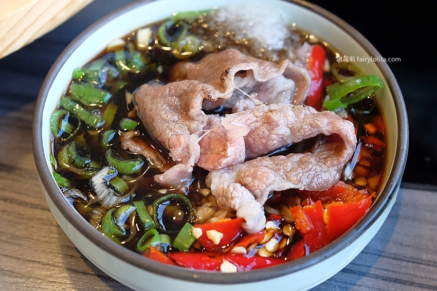 覓鍋物。 CP值高到炸，139元海鮮自由配，一開店人潮就爆滿，沒有排隊吃不到，白飯、飲料無限呷免驚！ @蹦啾♥謝蘿莉 La vie heureuse