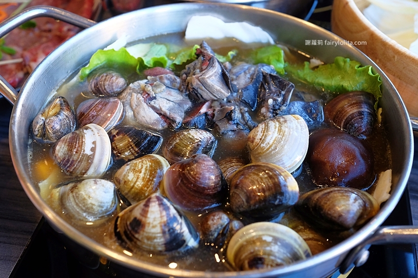 覓鍋物。 CP值高到炸，139元海鮮自由配，一開店人潮就爆滿，沒有排隊吃不到，白飯、飲料無限呷免驚！ @蹦啾♥謝蘿莉 La vie heureuse