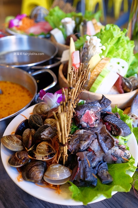 覓鍋物。 CP值高到炸，139元海鮮自由配，一開店人潮就爆滿，沒有排隊吃不到，白飯、飲料無限呷免驚！ @蹦啾♥謝蘿莉 La vie heureuse