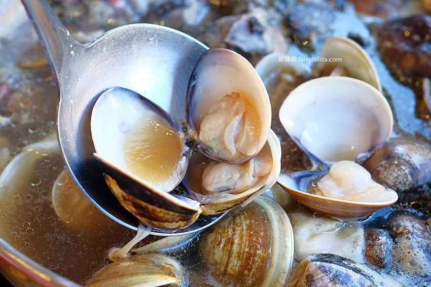 覓鍋物。 CP值高到炸，139元海鮮自由配，一開店人潮就爆滿，沒有排隊吃不到，白飯、飲料無限呷免驚！ @蹦啾♥謝蘿莉 La vie heureuse