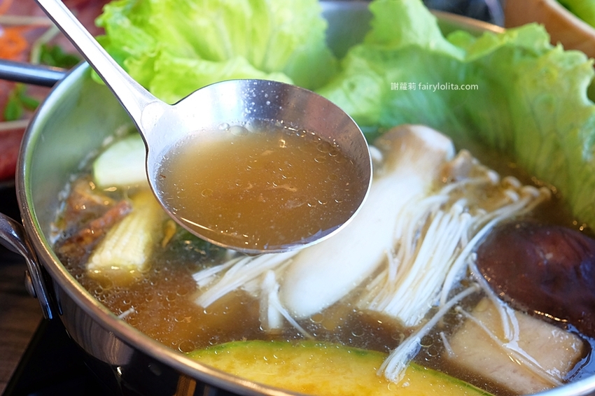 覓鍋物。 CP值高到炸，139元海鮮自由配，一開店人潮就爆滿，沒有排隊吃不到，白飯、飲料無限呷免驚！ @蹦啾♥謝蘿莉 La vie heureuse