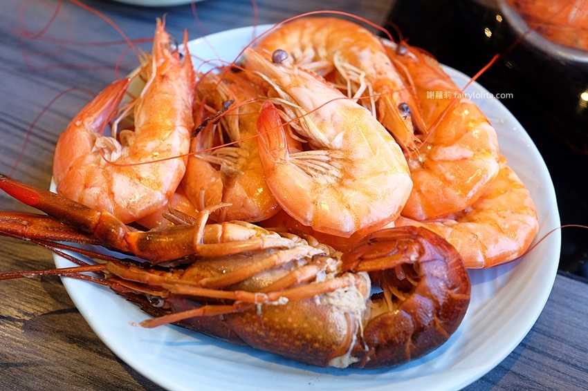 覓鍋物。 CP值高到炸，139元海鮮自由配，一開店人潮就爆滿，沒有排隊吃不到，白飯、飲料無限呷免驚！ @蹦啾♥謝蘿莉 La vie heureuse
