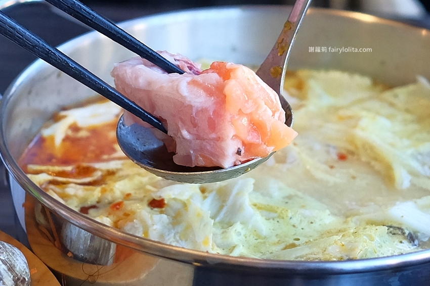 覓鍋物。 CP值高到炸，139元海鮮自由配，一開店人潮就爆滿，沒有排隊吃不到，白飯、飲料無限呷免驚！ @蹦啾♥謝蘿莉 La vie heureuse
