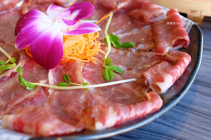 覓鍋物。 CP值高到炸，139元海鮮自由配，一開店人潮就爆滿，沒有排隊吃不到，白飯、飲料無限呷免驚！ @蹦啾♥謝蘿莉 La vie heureuse