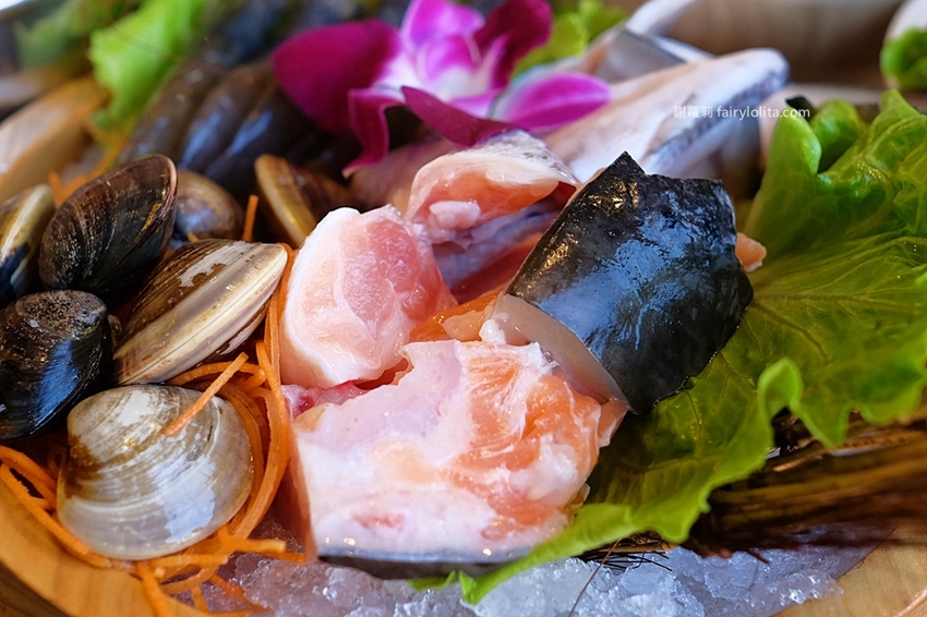 覓鍋物。 CP值高到炸，139元海鮮自由配，一開店人潮就爆滿，沒有排隊吃不到，白飯、飲料無限呷免驚！ @蹦啾♥謝蘿莉 La vie heureuse