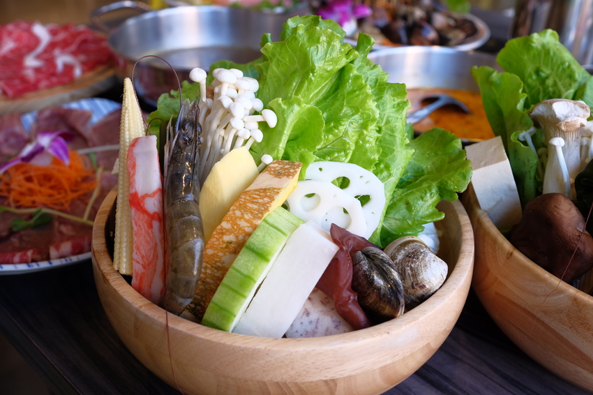 覓鍋物。 CP值高到炸，139元海鮮自由配，一開店人潮就爆滿，沒有排隊吃不到，白飯、飲料無限呷免驚！ @蹦啾♥謝蘿莉 La vie heureuse