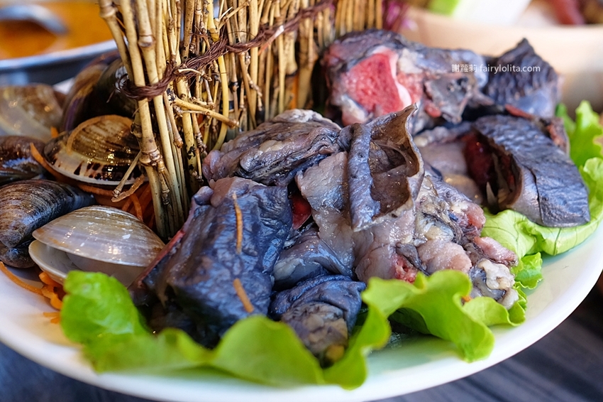 覓鍋物。 CP值高到炸，139元海鮮自由配，一開店人潮就爆滿，沒有排隊吃不到，白飯、飲料無限呷免驚！ @蹦啾♥謝蘿莉 La vie heureuse