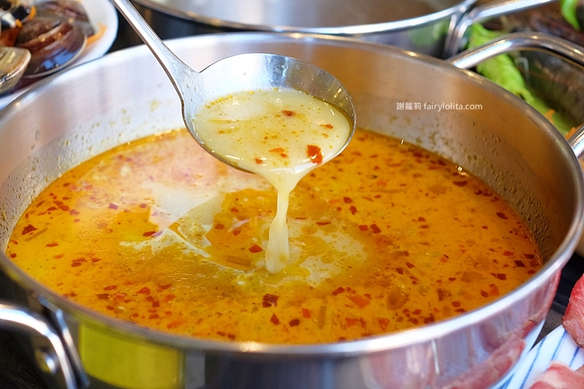 覓鍋物。 CP值高到炸，139元海鮮自由配，一開店人潮就爆滿，沒有排隊吃不到，白飯、飲料無限呷免驚！ @蹦啾♥謝蘿莉 La vie heureuse