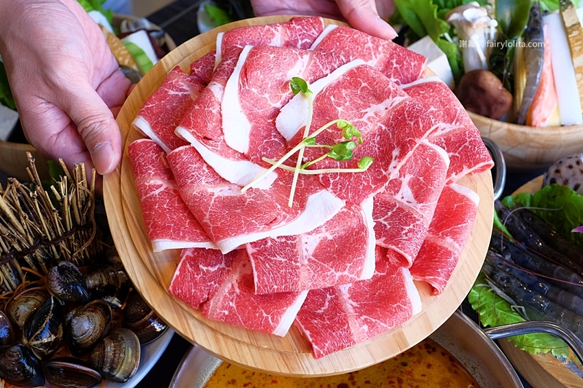 覓鍋物。 CP值高到炸，139元海鮮自由配，一開店人潮就爆滿，沒有排隊吃不到，白飯、飲料無限呷免驚！ @蹦啾♥謝蘿莉 La vie heureuse