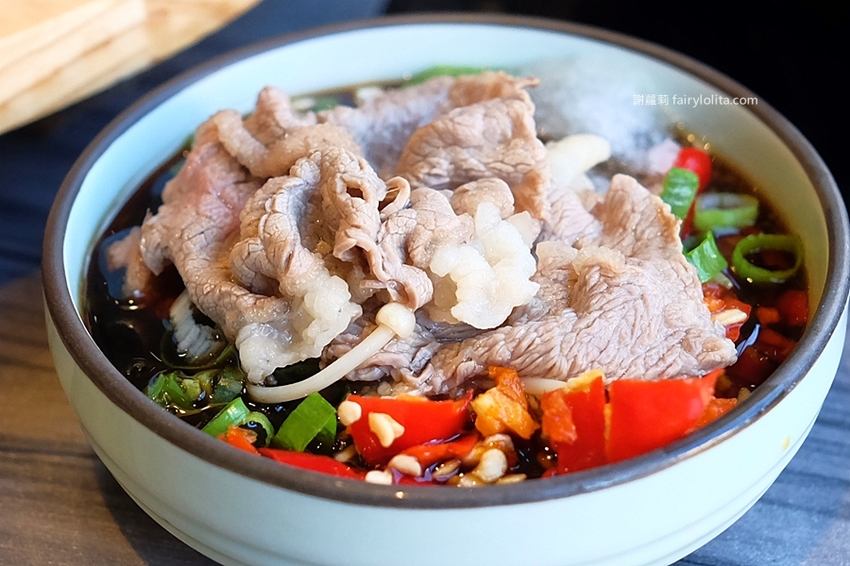 覓鍋物。 CP值高到炸，139元海鮮自由配，一開店人潮就爆滿，沒有排隊吃不到，白飯、飲料無限呷免驚！ @蹦啾♥謝蘿莉 La vie heureuse