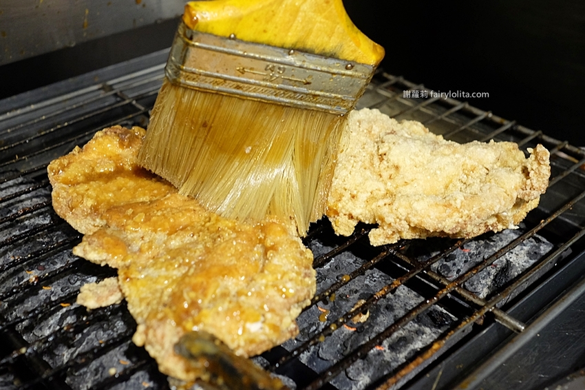 金夫子烤雞排串燒鹹酥雞飲料。白天吃不到、晚上才營業!在地人激推「隱藏版宵夜碳烤」,一串只要10塊錢! @蹦啾♥謝蘿莉 La vie heureuse