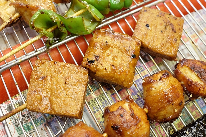 金夫子烤雞排串燒鹹酥雞飲料。白天吃不到、晚上才營業!在地人激推「隱藏版宵夜碳烤」,一串只要10塊錢! @蹦啾♥謝蘿莉 La vie heureuse