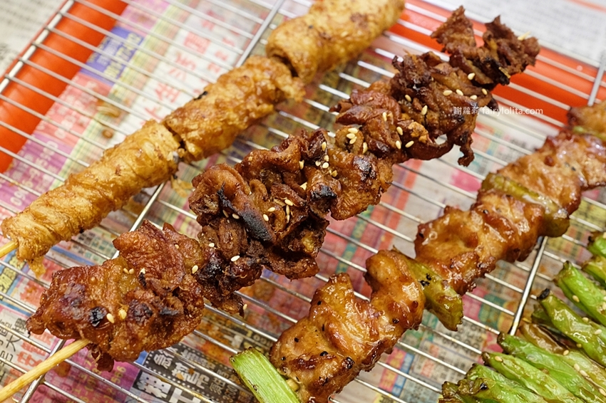 金夫子烤雞排串燒鹹酥雞飲料。白天吃不到、晚上才營業!在地人激推「隱藏版宵夜碳烤」,一串只要10塊錢! @蹦啾♥謝蘿莉 La vie heureuse