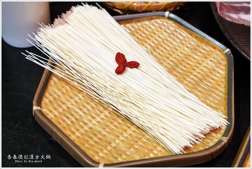 【桃園美食】杏春德記漢方火鍋．溫補養生的中藥火鍋，新推出的漢方迷你鍋省時又美味!華泰名品城美食推薦! - 大口老師的走跳學堂!