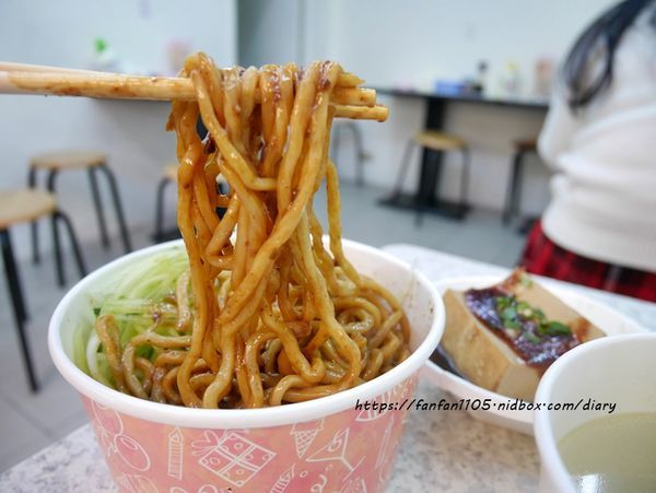 【台北美食】老北京炸醬麵館 #炸醬麵 #紅燒獅子頭飯 #鮮肉丸子湯 #台北小吃 (12).JPG