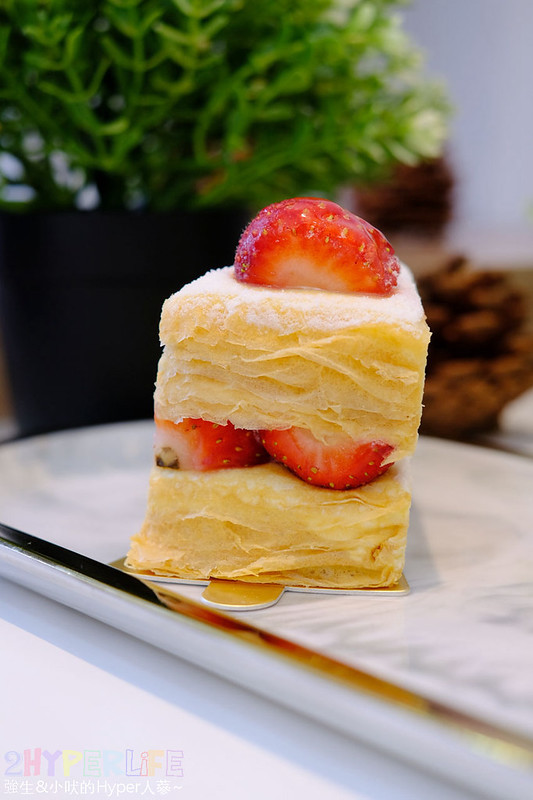 2度C Ni Guo逢甲店│台中千層蛋糕甜點下午茶外帶好選擇，草莓千層戚風蛋糕季節限定新上市，草莓控們準備吃起來啦！ @強生與小吠的Hyper人蔘~
