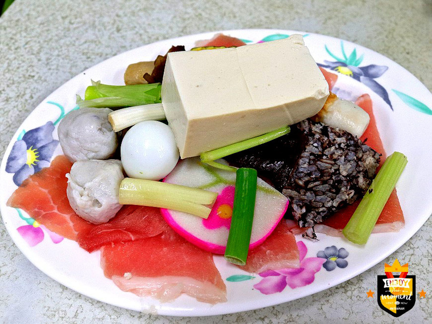 台南沙茶爐／傍晚才營業飄香20年／高湯當日現熬4小時／平價消費CP值高／沒訂位很難吃得到／在地人從小吃到大／讓老饕一吃再吃不厭倦