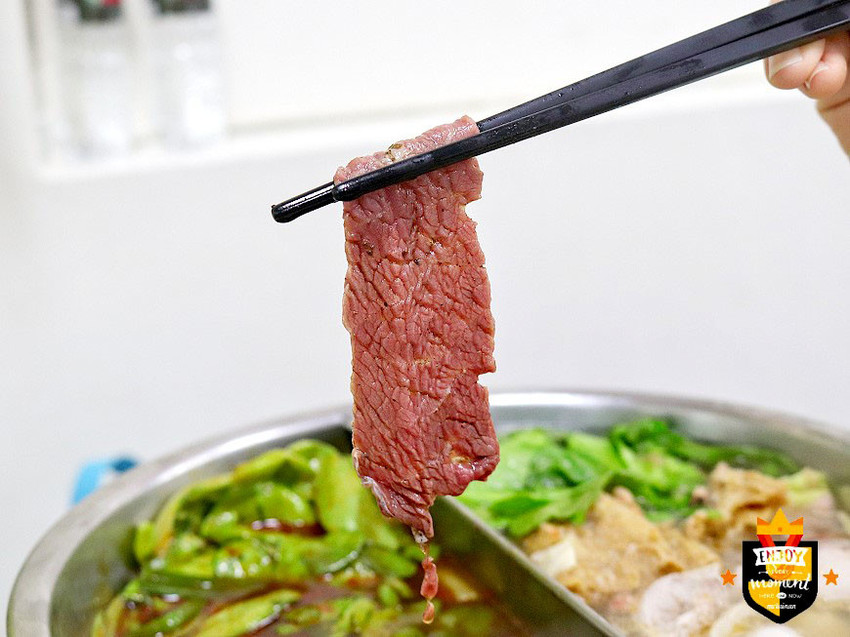 台南沙茶爐／傍晚才營業飄香20年／高湯當日現熬4小時／平價消費CP值高／沒訂位很難吃得到／在地人從小吃到大／讓老饕一吃再吃不厭倦