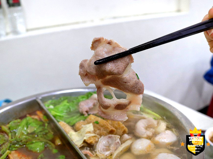 台南沙茶爐／傍晚才營業飄香20年／高湯當日現熬4小時／平價消費CP值高／沒訂位很難吃得到／在地人從小吃到大／讓老饕一吃再吃不厭倦