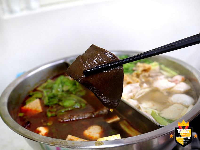 台南沙茶爐／傍晚才營業飄香20年／高湯當日現熬4小時／平價消費CP值高／沒訂位很難吃得到／在地人從小吃到大／讓老饕一吃再吃不厭倦