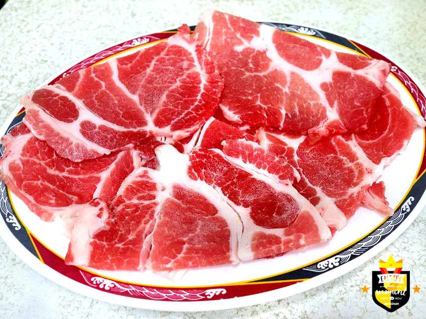 台南沙茶爐／傍晚才營業飄香20年／高湯當日現熬4小時／平價消費CP值高／沒訂位很難吃得到／在地人從小吃到大／讓老饕一吃再吃不厭倦