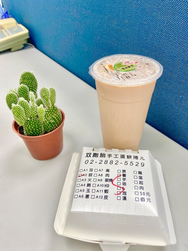 士林捷運站 早餐美食推薦 双胞胎手工蛋餅捲ㄦ 主打現桿的酥皮蛋餅 口味10多種供選擇 2023漲價了