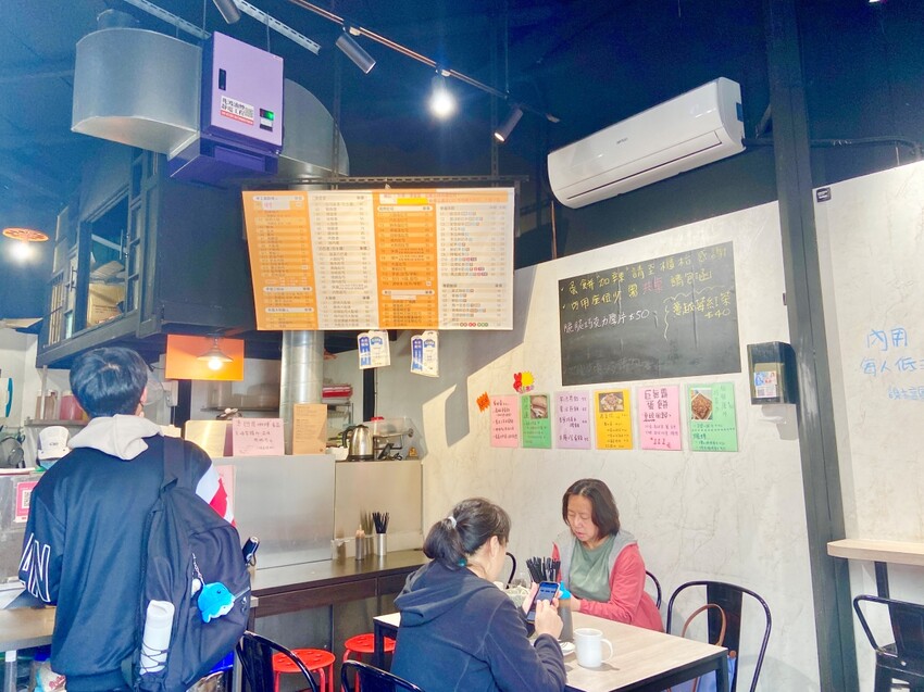 士林捷運站 早餐美食推薦 双胞胎手工蛋餅捲ㄦ 主打現桿的酥皮蛋餅 口味10多種供選擇 2023漲價了