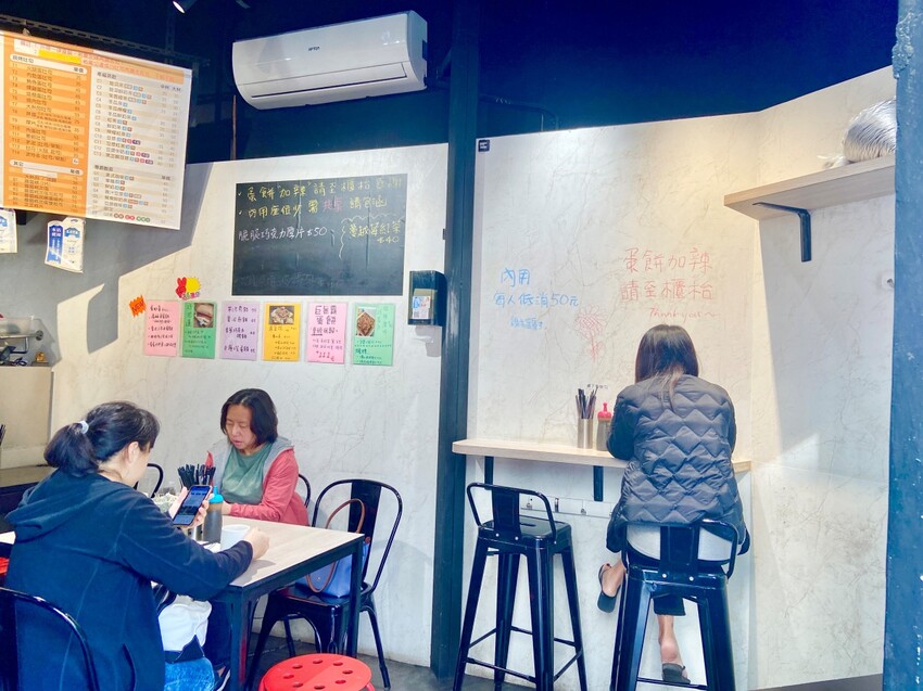 士林捷運站 早餐美食推薦 双胞胎手工蛋餅捲ㄦ 主打現桿的酥皮蛋餅 口味10多種供選擇 2023漲價了