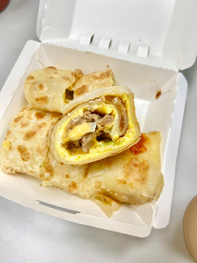 士林捷運站 早餐美食推薦 双胞胎手工蛋餅捲ㄦ 主打現桿的酥皮蛋餅 口味10多種供選擇 2023漲價了