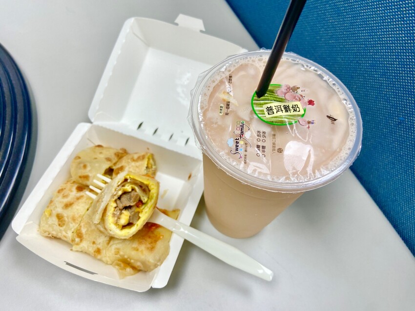 士林捷運站 早餐美食推薦 双胞胎手工蛋餅捲ㄦ 主打現桿的酥皮蛋餅 口味10多種供選擇 2023漲價了