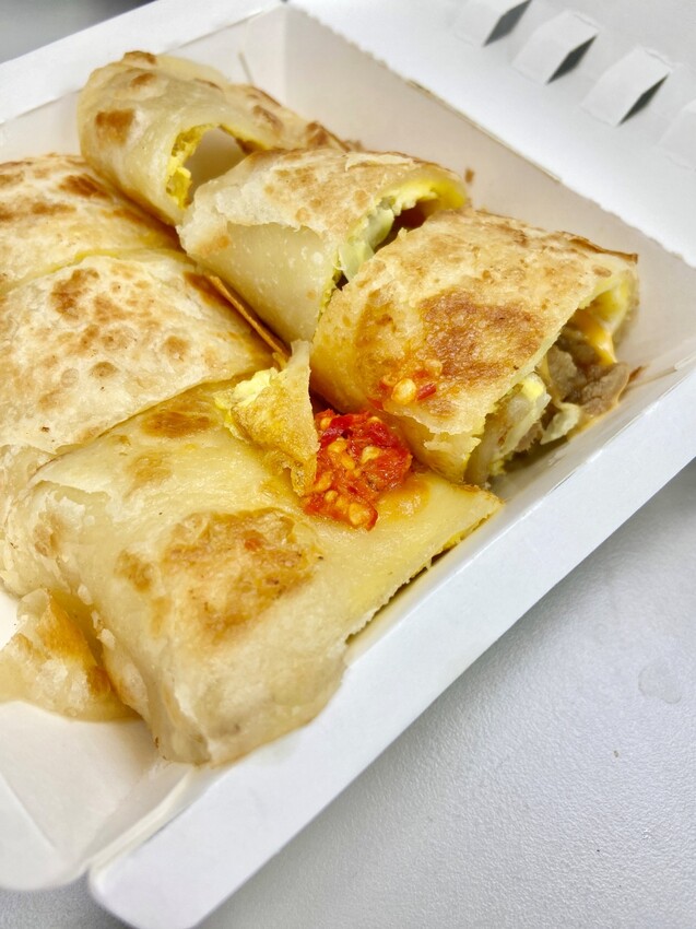 士林捷運站 早餐美食推薦 双胞胎手工蛋餅捲ㄦ 主打現桿的酥皮蛋餅 口味10多種供選擇 2023漲價了