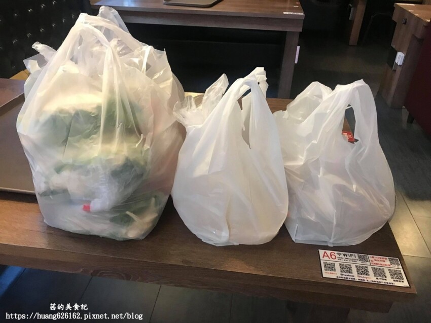 【台北萬華區】防疫六人套餐『新馬辣經典麻辣鍋-昆明店』月底前訂購加贈牛肚/牛筋/肥腸(三選一)