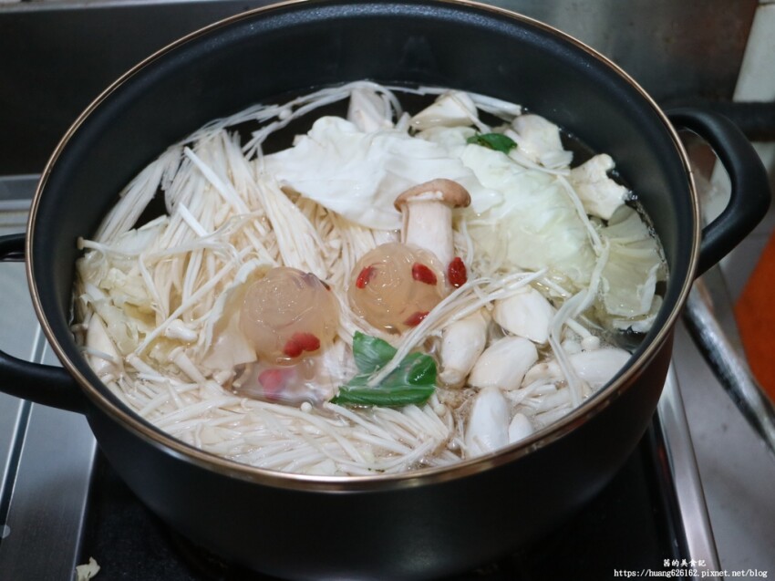 【台北萬華區】防疫六人套餐『新馬辣經典麻辣鍋-昆明店』月底前訂購加贈牛肚/牛筋/肥腸(三選一)