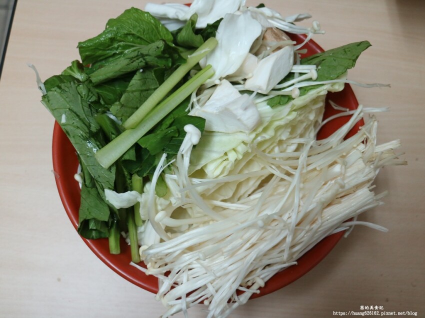 【台北萬華區】防疫六人套餐『新馬辣經典麻辣鍋-昆明店』月底前訂購加贈牛肚/牛筋/肥腸(三選一)