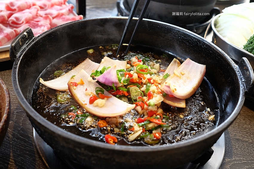 村民食堂 食大鍋 STOCKPOT。讓你胃袋滿到溢出來不用300元，自助吧無限吃到飽，飲料、甜點通通呷免驚！ @蹦啾♥謝蘿莉 La vie heureuse