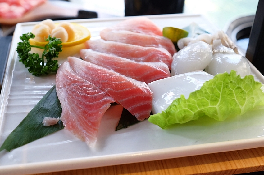 村民食堂 食大鍋 STOCKPOT。讓你胃袋滿到溢出來不用300元，自助吧無限吃到飽，飲料、甜點通通呷免驚！ @蹦啾♥謝蘿莉 La vie heureuse