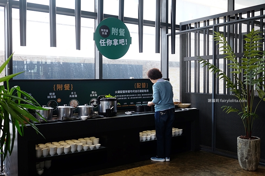 村民食堂 食大鍋 STOCKPOT。讓你胃袋滿到溢出來不用300元，自助吧無限吃到飽，飲料、甜點通通呷免驚！ @蹦啾♥謝蘿莉 La vie heureuse