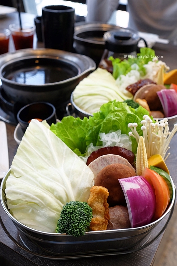 村民食堂 食大鍋 STOCKPOT。讓你胃袋滿到溢出來不用300元，自助吧無限吃到飽，飲料、甜點通通呷免驚！ @蹦啾♥謝蘿莉 La vie heureuse